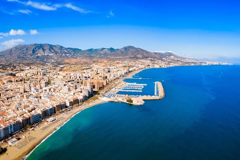 Perfect beachfront hotel in Málaga with stunning Mediterranean views and luxurious amenities. 