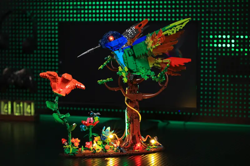 JMBricklayer LED Hummingbird with flower – Elegant display set in a glowing nighttime scene