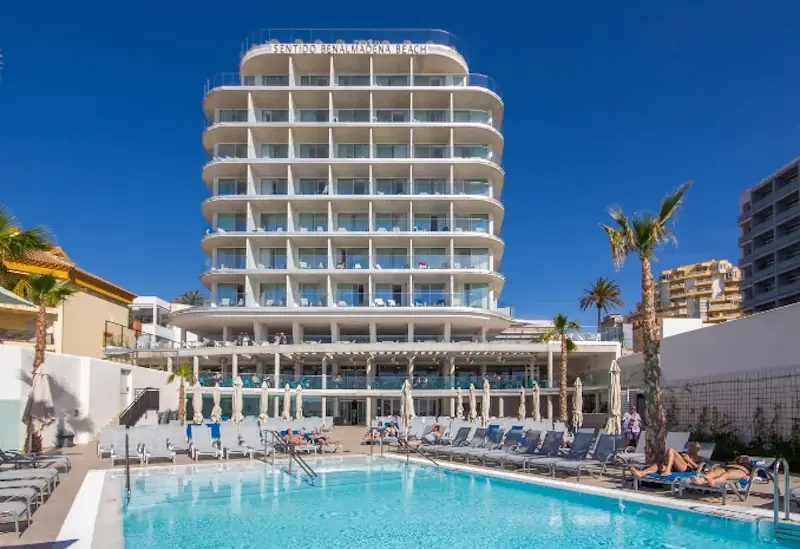 Hotel with swimming pool and sun loungers near Málaga Airport on the Costa del Sol