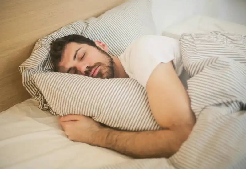 Person waking up refreshed after using the Savzz sleep cycle calculator to find the perfect bedtime